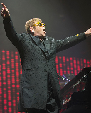 BARCELONA, SPAIN - DECEMBER 03:  Elton John performs on stage at Palau Sant Jordi on December 3, 2017 in Barcelona, Spain.  (Photo by Jordi Vidal/WireImage)