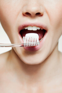 市販ホワイトニング歯磨き剤12点を、歯科医がジャッジ！　「歯が白くなる」効果の高い商品は……の画像1