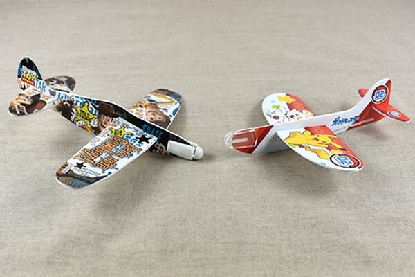 【100均レビュー】ダイソーおもちゃ「グライダー」比較！　ポケモンとトイ・ストーリー、意外と遠くまで飛ぶのは!?の画像1