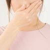 【薬剤師監修】歯を磨いてるのに臭うのはなぜ？　口臭の根本原因と対策を解説