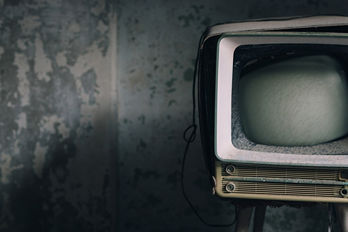 廃墟に残されたテレビの画像