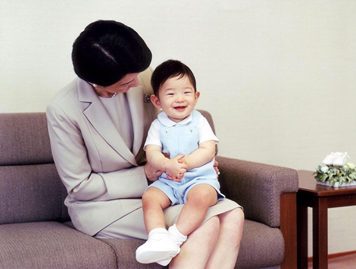 赤ちゃん時代の秋篠宮家長男・悠仁様を抱っこする紀子様の画像
