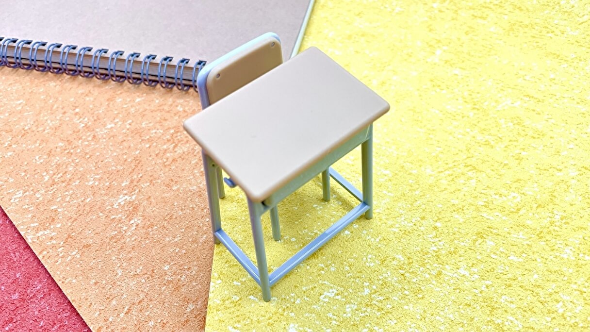 学校の机といすの画像