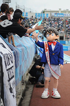 2012年、サッカーJ2リーグ「町田ゼルビア対横浜FC」戦に訪れた江戸川コナンの画像