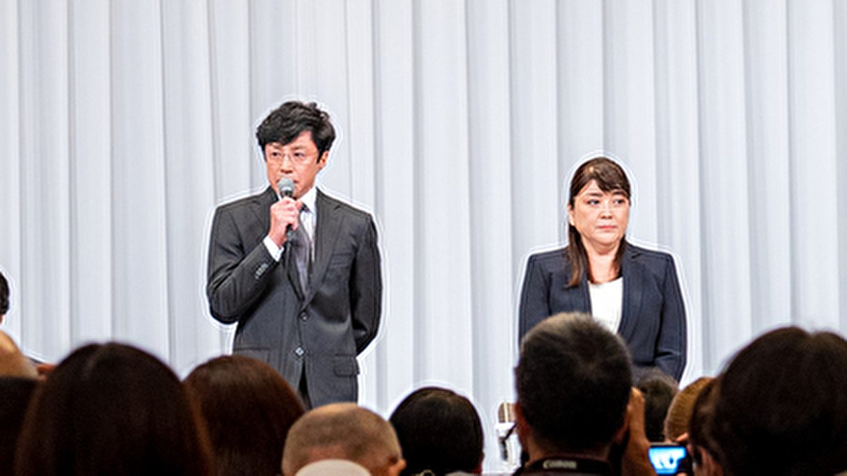 2023年9月7日に行われたジャニーズ事務所記者会見の藤島ジュリー景子氏と東山紀之の画像