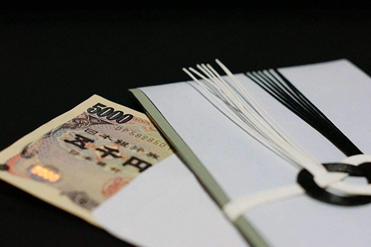 香典袋と5000円札の画像