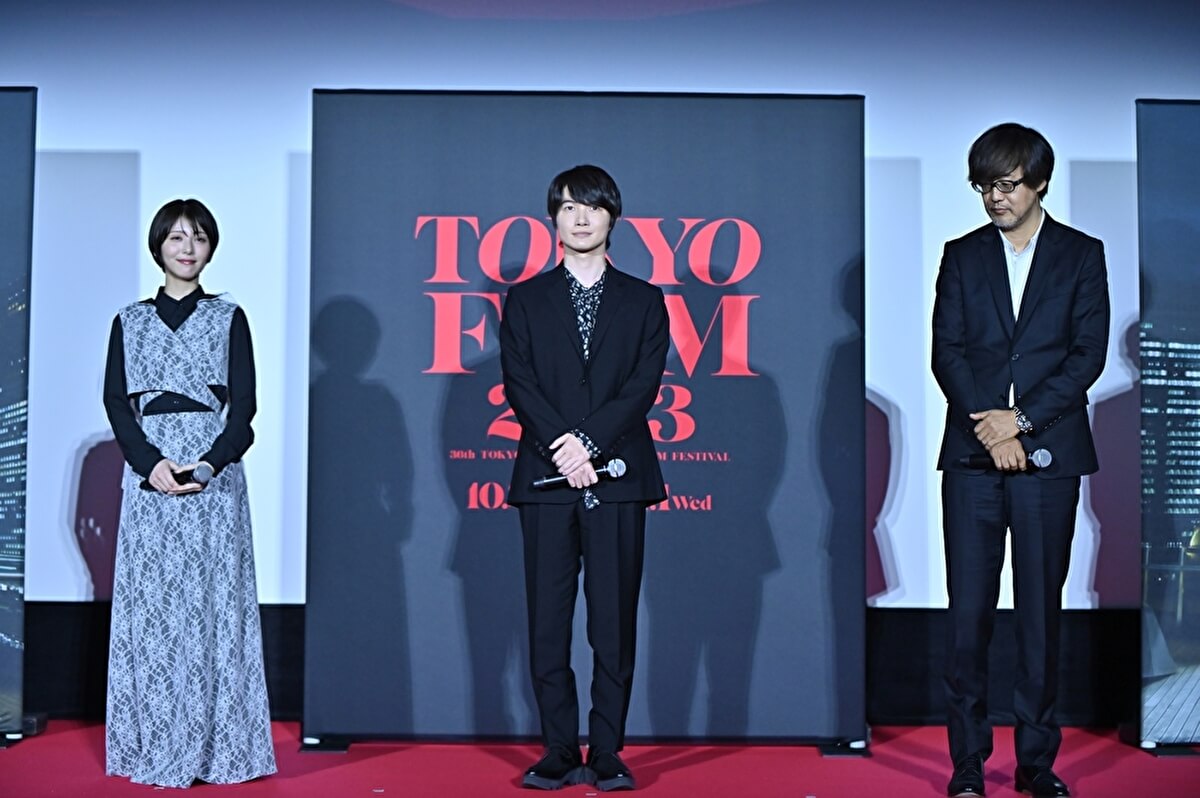 『第36回東京国際映画祭』に登場した『ゴジラ-1.0』の監督・山崎貴氏と出演者の神木隆之介、浜辺美波の画像