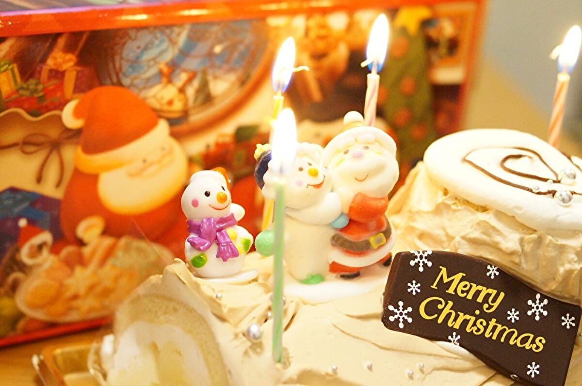 サンタと雪だるまのクリスマスケーキの画像